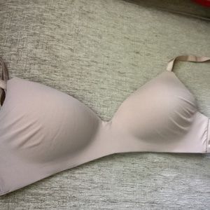 Victoria Secret wireless lightly lined bra size 34D